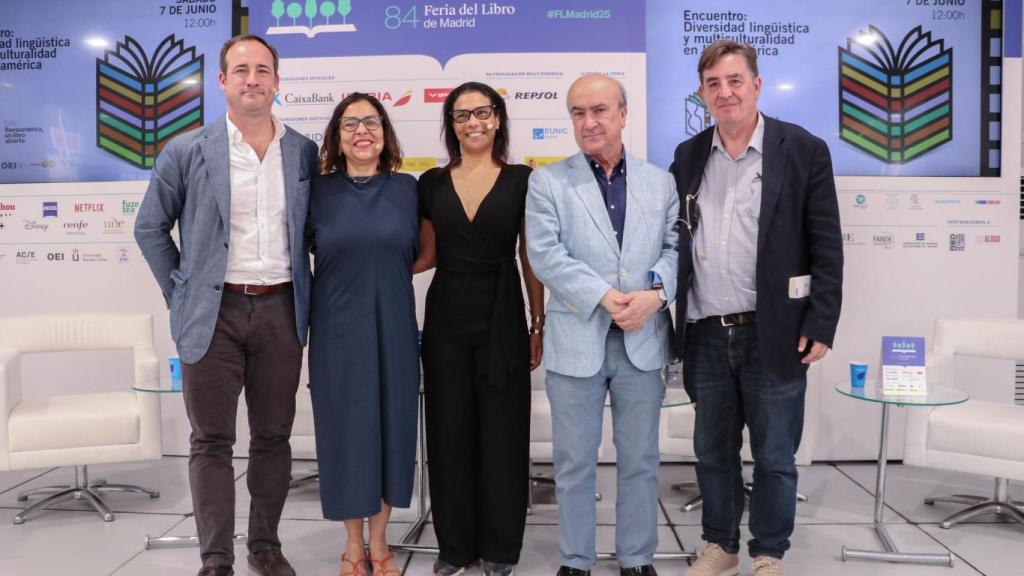 Foto de familia del encuentro con la presencia de Mariano Jabonero, secretario general de la OEI.