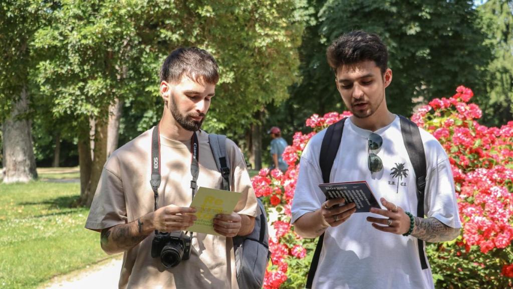 Jóvenes interesados en la lectura.