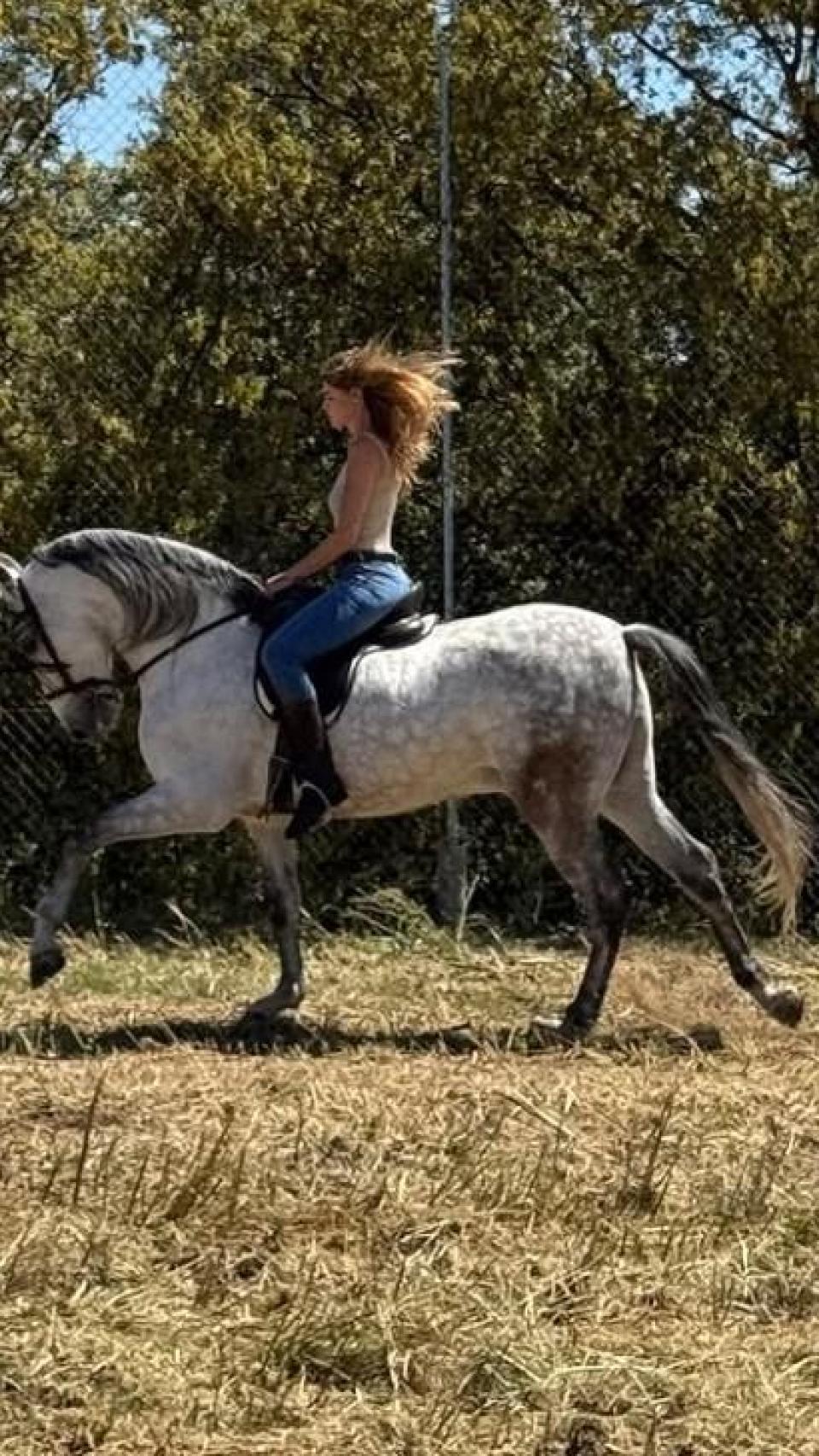 Ana Soria, montando a caballo en La Cetrina, en Jaén.