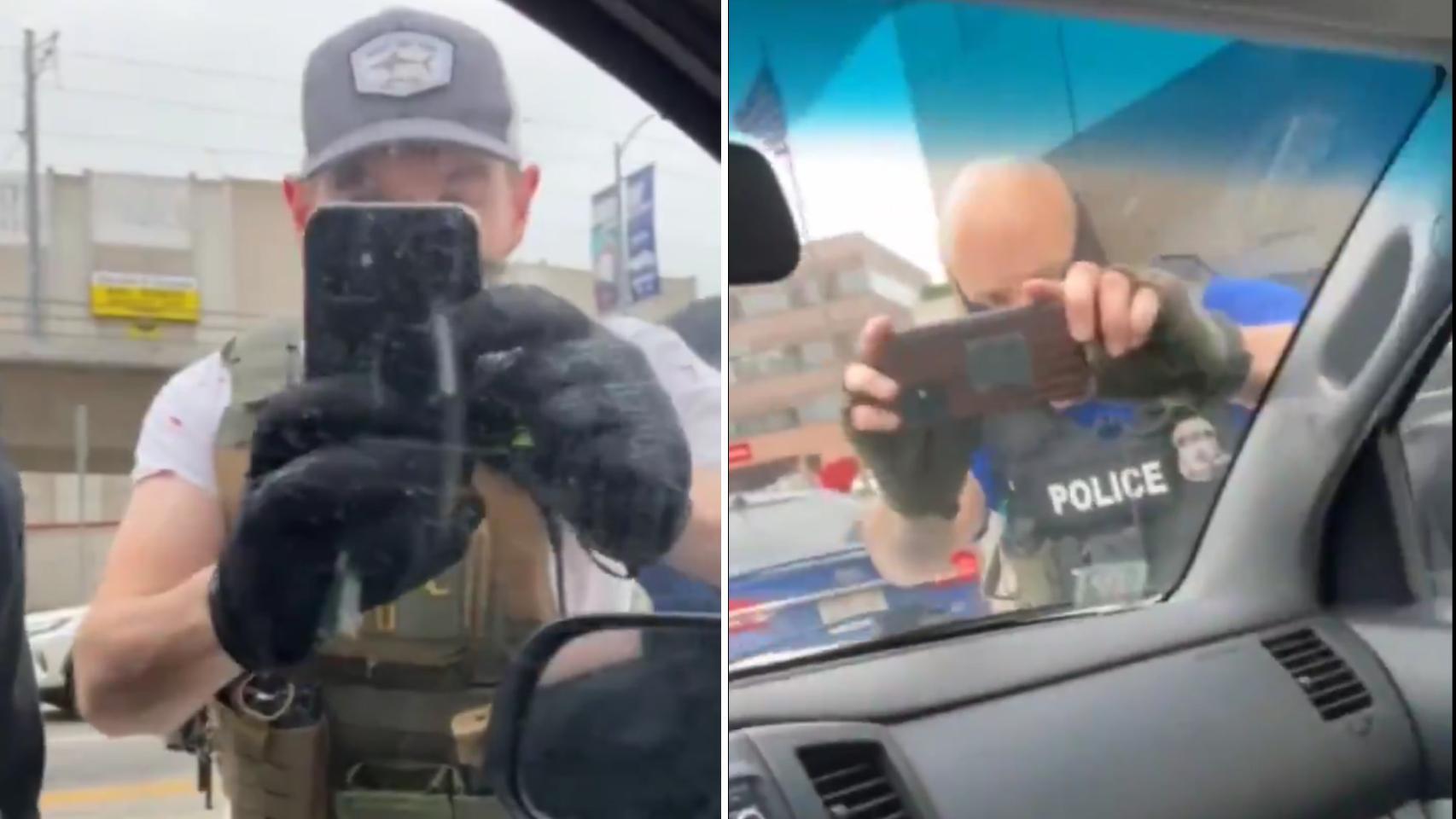 Agentes del ICE tomando fotos a un ciudadano.