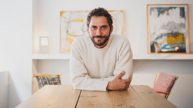 Paco León presenta su nueva película, 'Uno Equis Dos', y habla con Magas sobre las mujeres que más le han inspirado en su vida y en su obra.