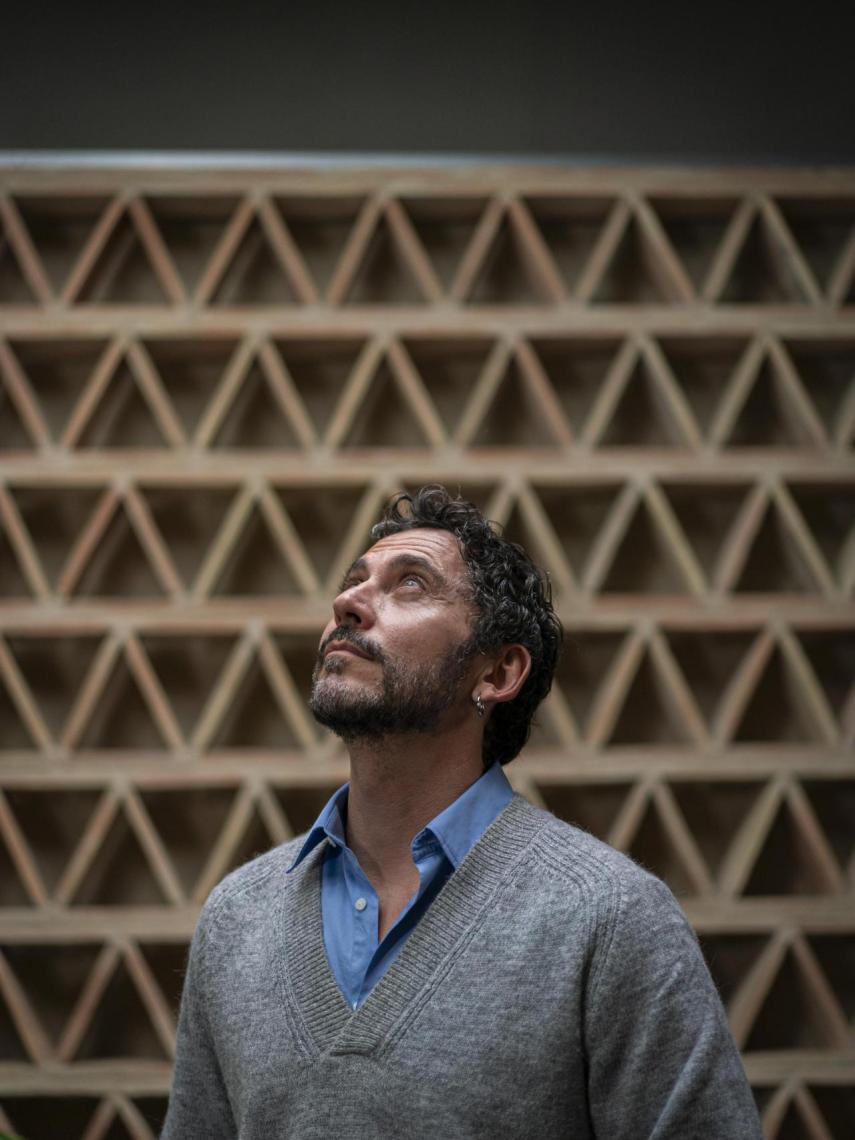 Paco León se niega a dejar de seducir, tenga la edad que tenga. Dice que eso no va con la edad, sino con la vida.