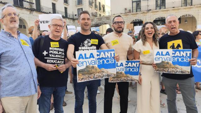 Partidos nacionalistas como Compromís se manifestaron el jueves ante el Ayuntamiento en contra la medida.