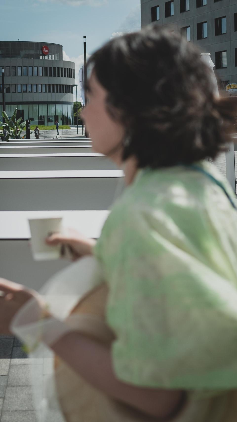 Una aficionada de Leica pasea por el parque temático de la casa en Wetzlar