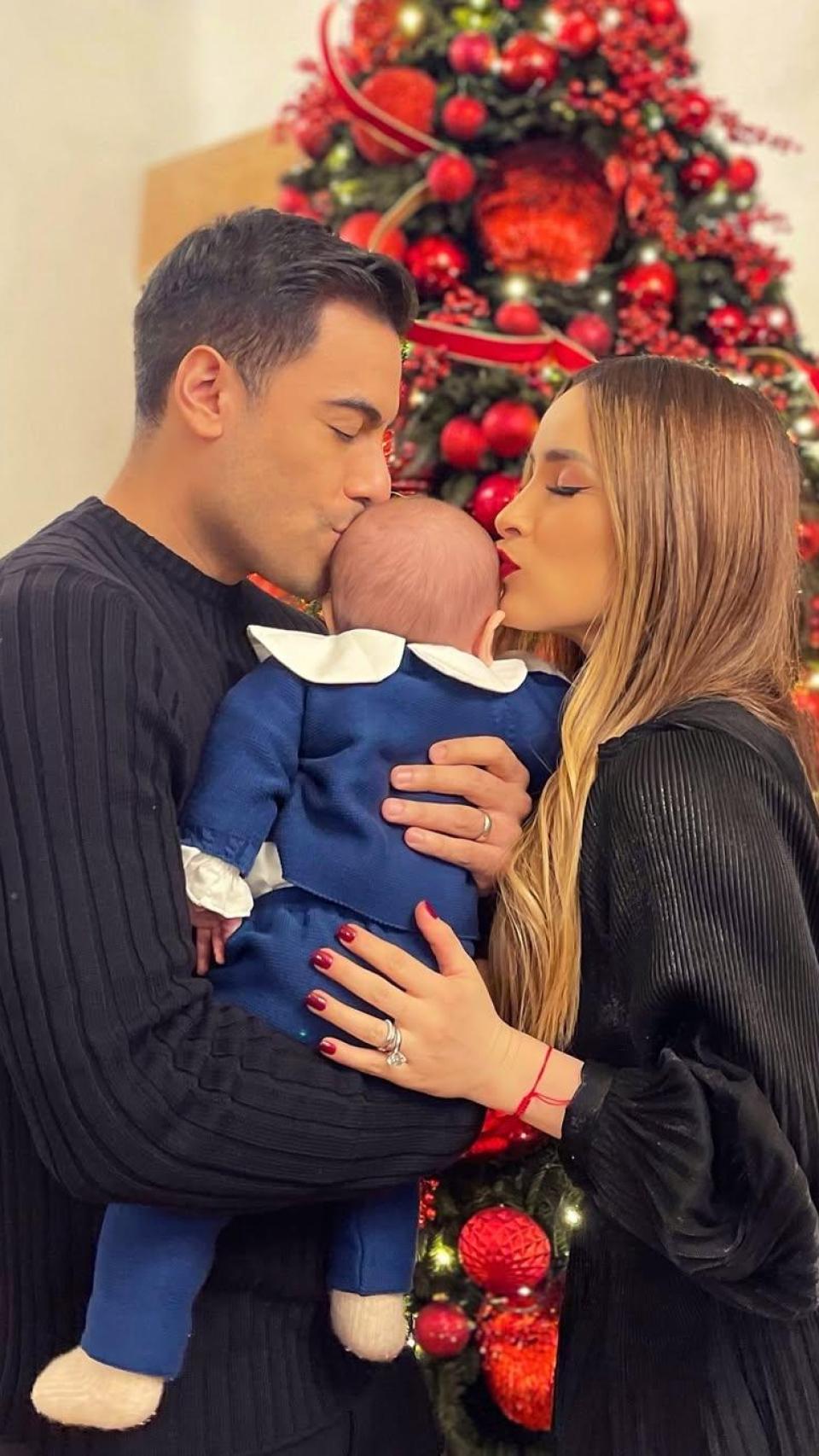 Carlos Rivera, Cynthia Rodríguez y su hijo León.