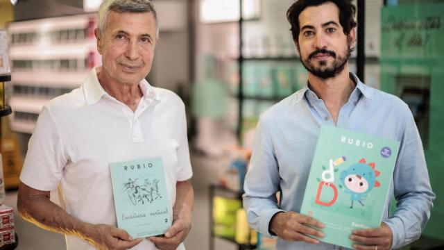 Enrique, CEO de Editorial Rubio, y su hijo Luis, director general, hijo y nieto del fundador, Ramón Rubio.