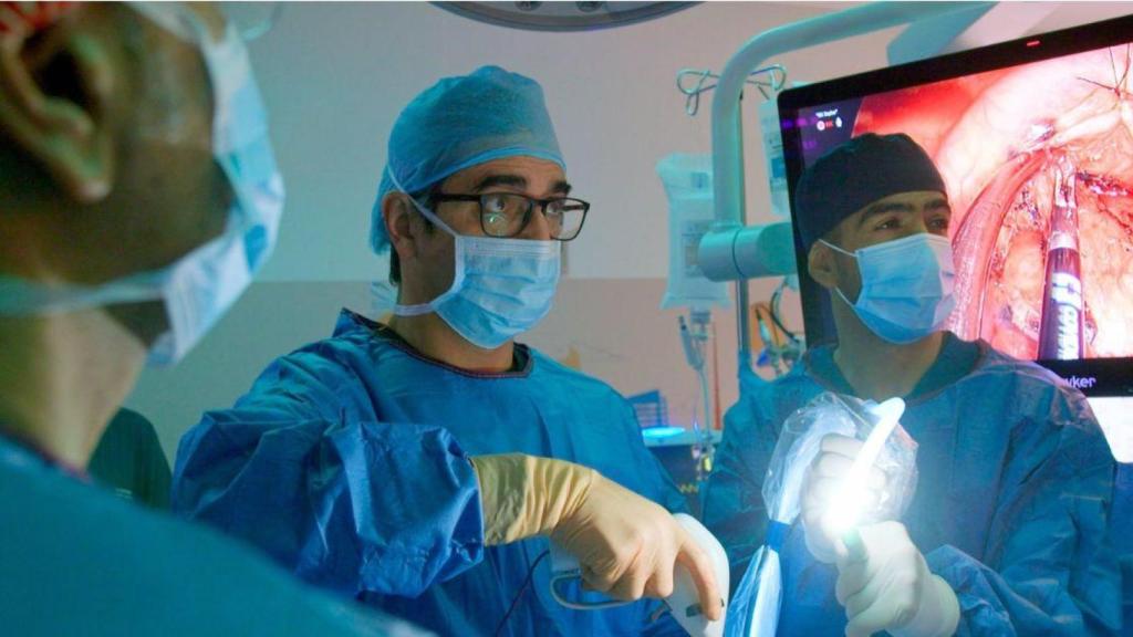 Varios médicos en un quirófano.