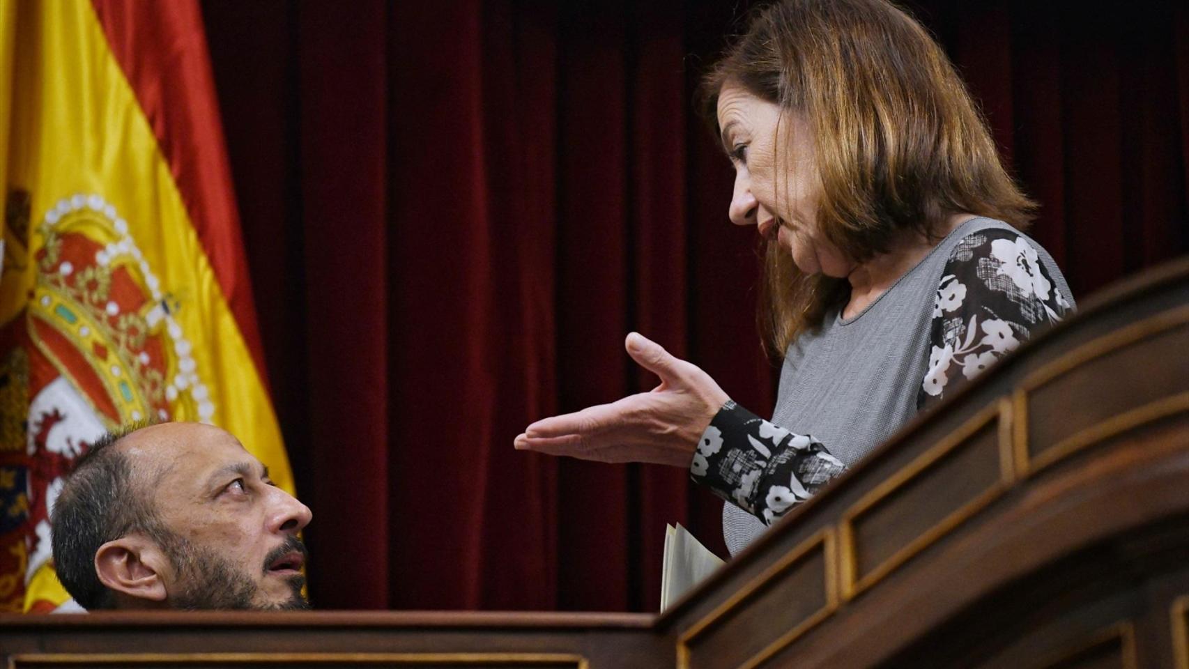 Francina Armengol, presidenta del Congreso, departe con el vicepresidente Alfonso Rodríguez Gómez de Celis.