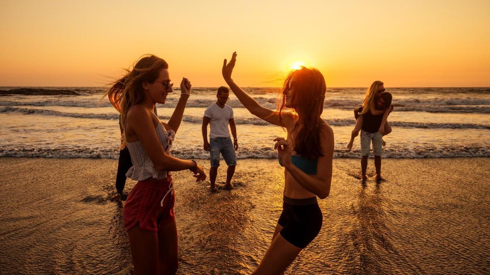 Un grupo de amigos disfrutando de sus vacaciones.