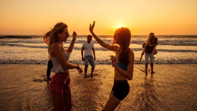 Un grupo de amigos disfrutando de sus vacaciones.