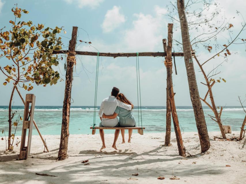 Una pareja de vacaciones en un enclave de ensueño.