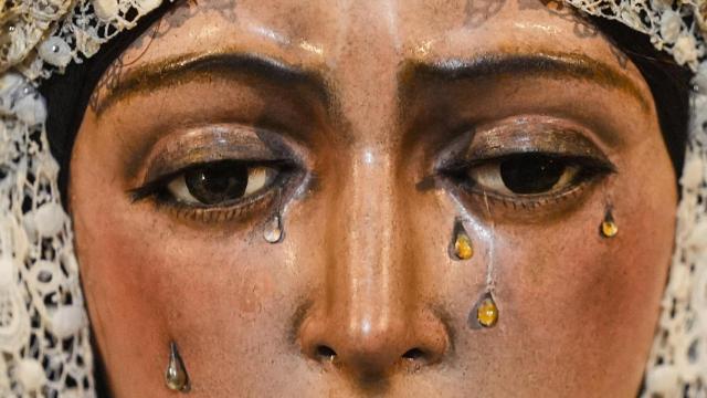 Primer plano de la Macarena en su veneración.