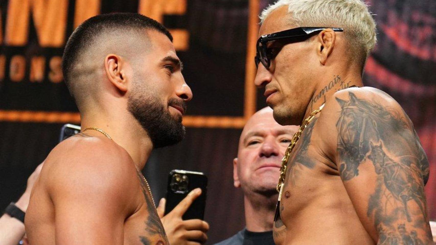 Ilia Topuria y Charles Oliveira en su cara a cara antes del UFC 317