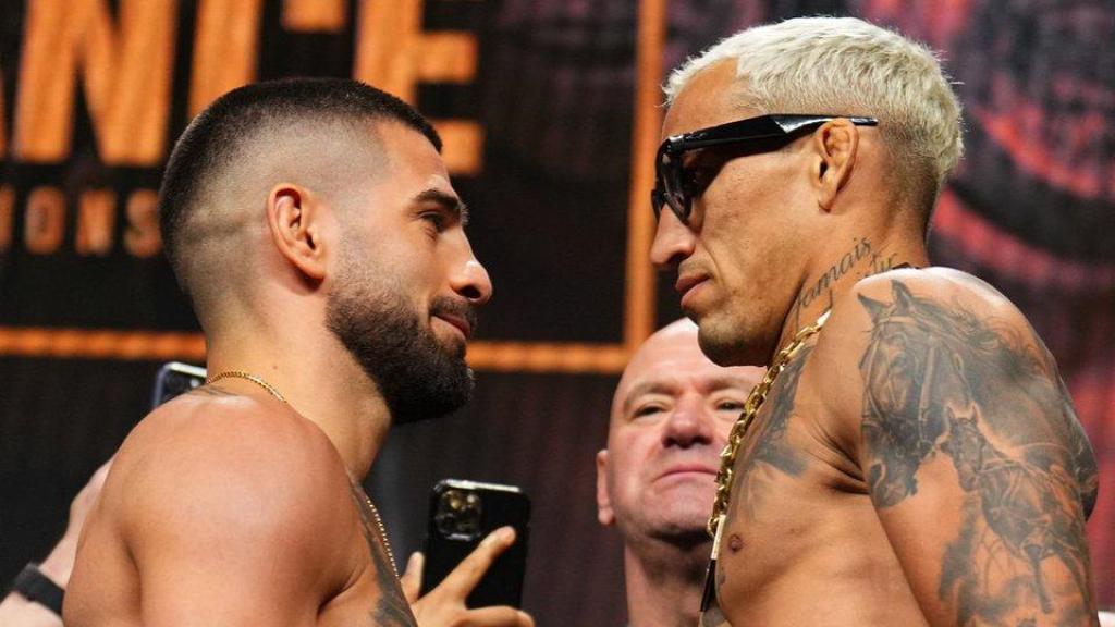 Ilia Topuria y Charles Oliveira en su cara a cara antes del UFC 317