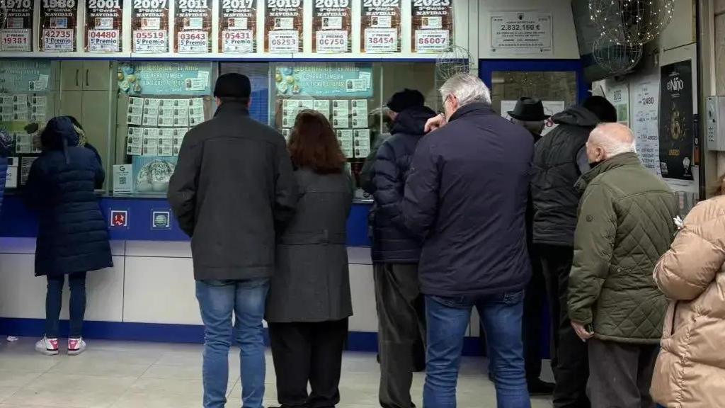 Fila en Lotería del Rosario para comprar.