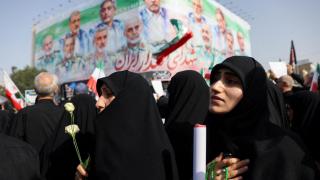 Un grupo de mujeres, durante el funeral de este sábado en Teherán.