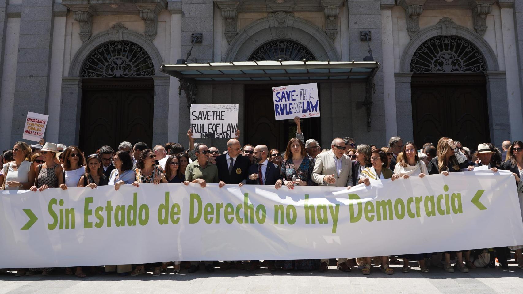 Centenares de personas durante una concentración de jueces y fiscales frente al Tribunal Supremo, a 28 de junio de 2025, en Madrid (España).