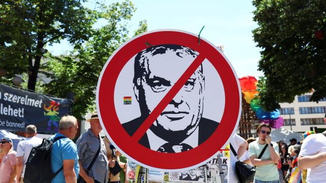 Un cartel con una imagen tachada del primer ministro húngaro, Viktor Orban, es fotografiado mientras la gente se reúne para la Marcha del Orgullo de Budapest en Budapest, Hungría, el 28 de junio de 2025.