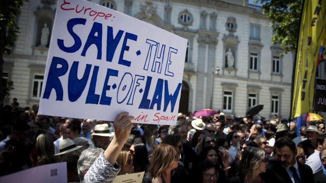 Decenas de personas durante una concentración de jueces y fiscales el pasado sábado frente al Tribunal Supremo.