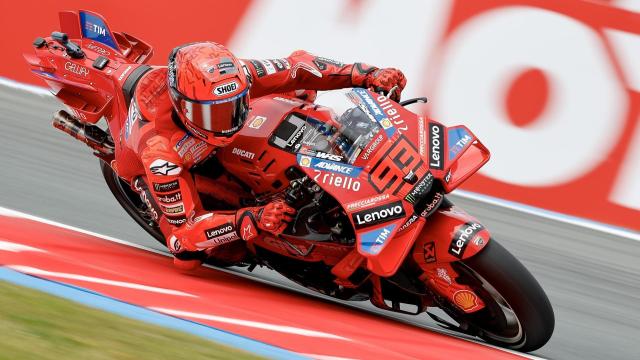 Marc Márquez traza un viraje con su Ducati Desmosedici GP25, en el circuito de Assen.