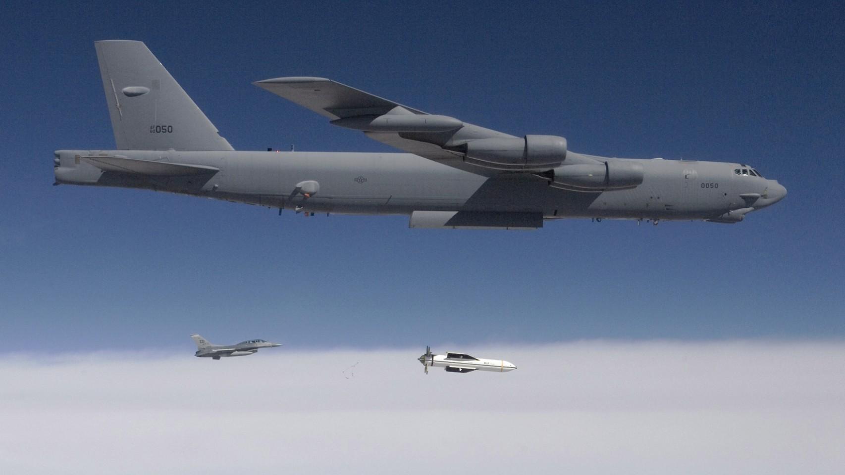 B-52 soltando una GBU-57 durante unas pruebas técnicas