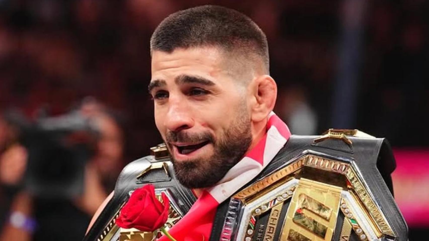Ilia Topuria con sus dos cinturones de campeón de la UFC
