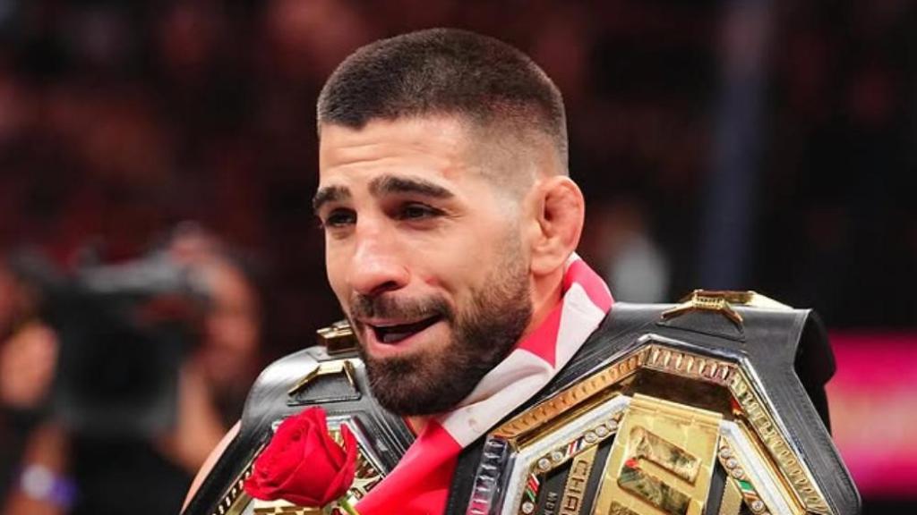 Ilia Topuria con sus dos cinturones de campeón de la UFC