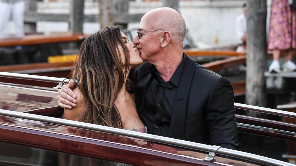 El fundador de Amazon y su mujer, en el tercer día de festejos nupciales en Venecia.