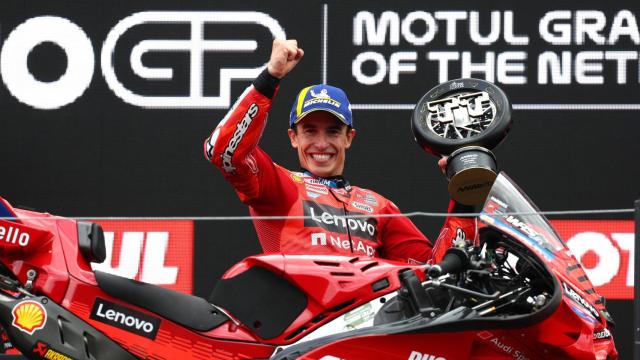 Marc Márquez celebra su victoria en el Gran Premio de los Países Bajos, en el circuito de Assen.