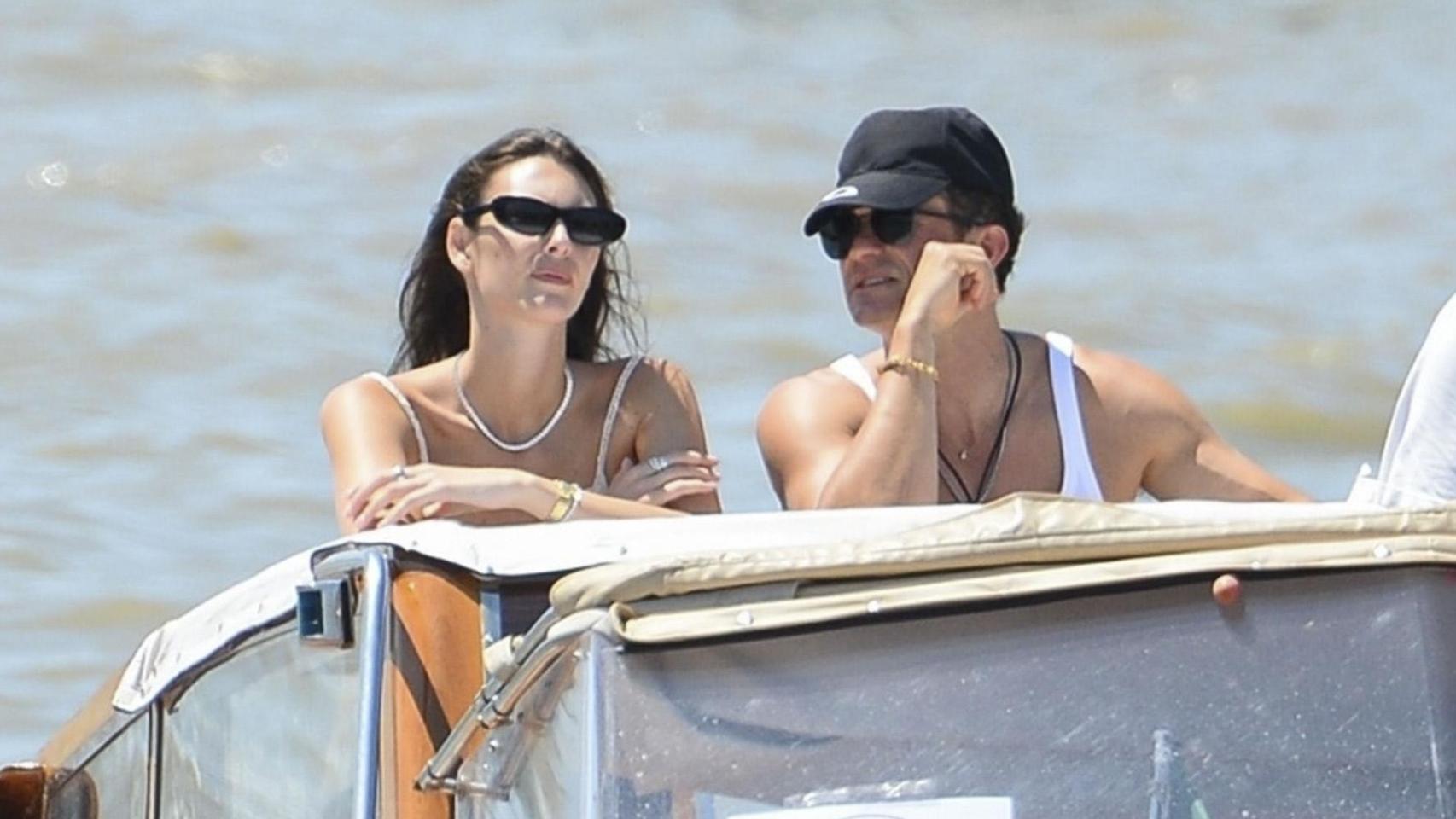 Orlando Bloom y la modelo italiana Vittoria Ceretti dan un paseo en lancha tras la última celebración nupcial de Jeff Bezos y Lauren Sánchez.