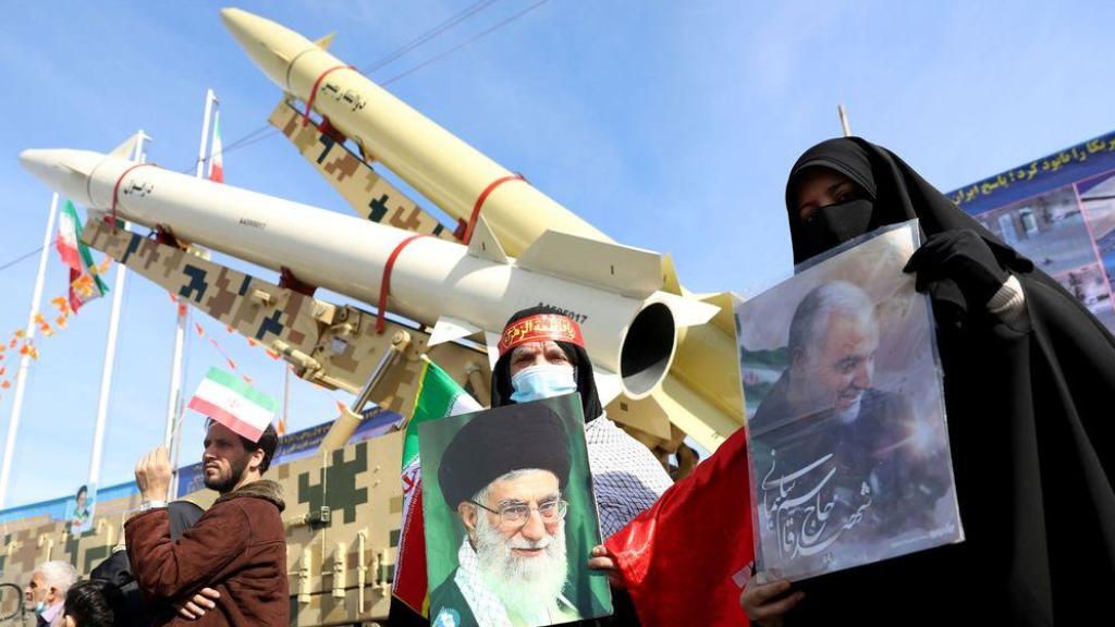 Un grupo de iraníes celebran el aniversario de la revolución islámica en Teherán.