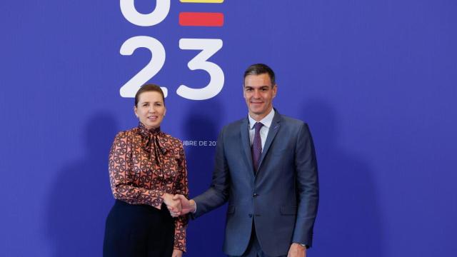Pedro Sánchez y Mette Frederiksen, durante la cumbre de Granada en octubre de 2023