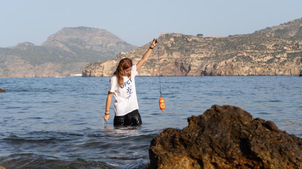 Una investigadora de la UPCT participa en el proyecto LEVABENTOX en busca de microalgas tóxicas en la costa murciana.