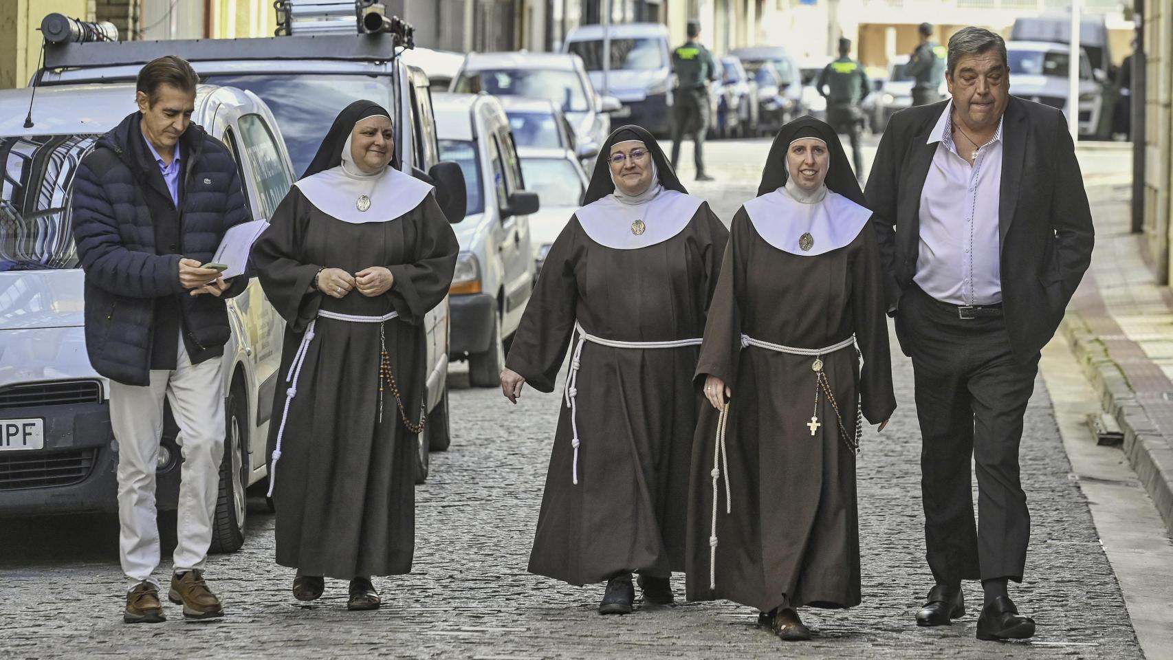 Las monjas de Belorado acudiendo a declarar al juzgado del municipio burgalés de Briviesca, el pasado mes de mayo