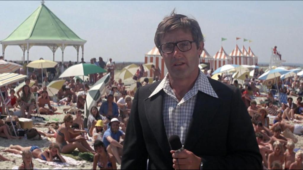 Peter Benchley, autor de la novela 'Tiburón' (1974), en una escena de la película de Spielberg (1975)