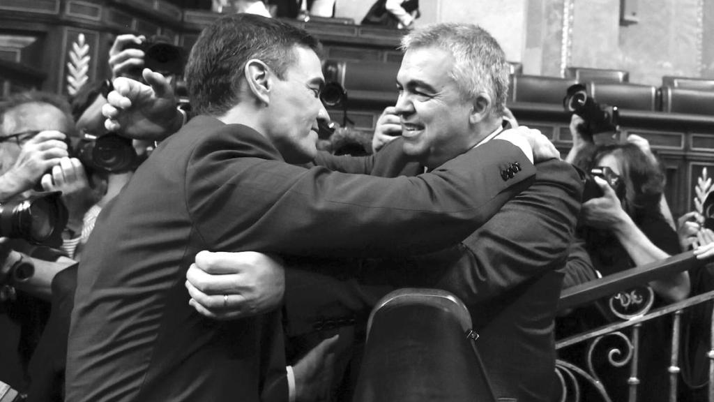 Pedro Sánchez abraza a Santos Cerdán en el Congreso de los Diputados.