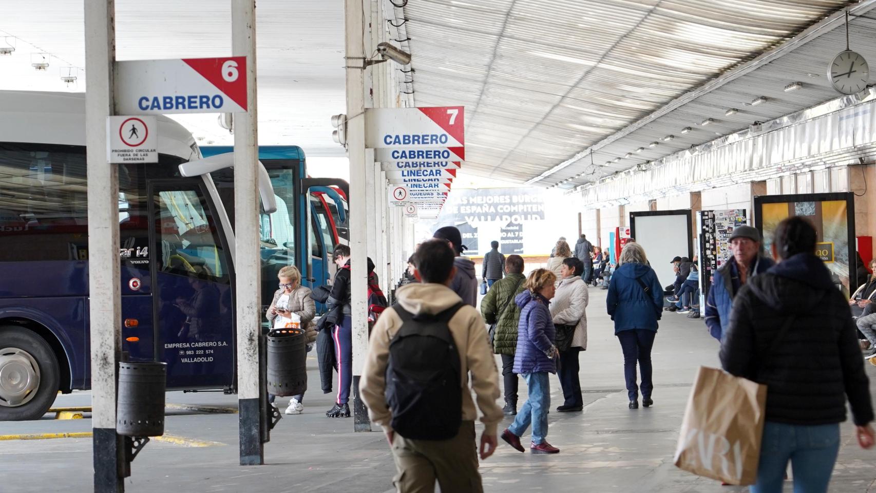 Viajeros en la estación de autobuses de Valladolid
