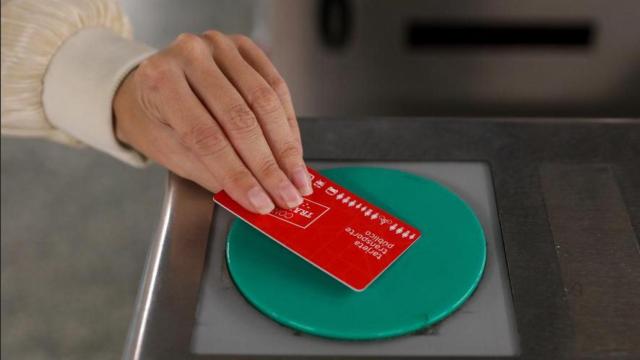 Una persona utiliza su Abono Transporte de Madrid.