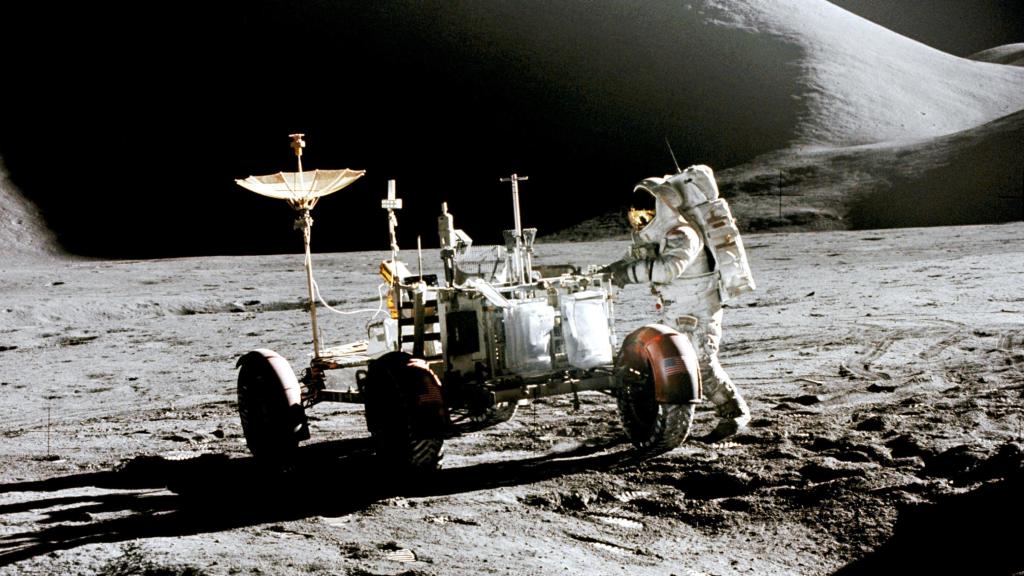 James B. Irwin, miembro de la tripulación del Apolo 15, operando con el róver lunar de la misión. Foto: NASA