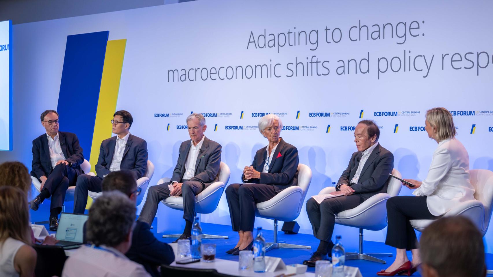 Los presidentes del BCE, la Fed, el Banco de Japón, del Banco de Inglaterra y del Banco de Corea, participan en una mesa redonda del Foro de Sintra.