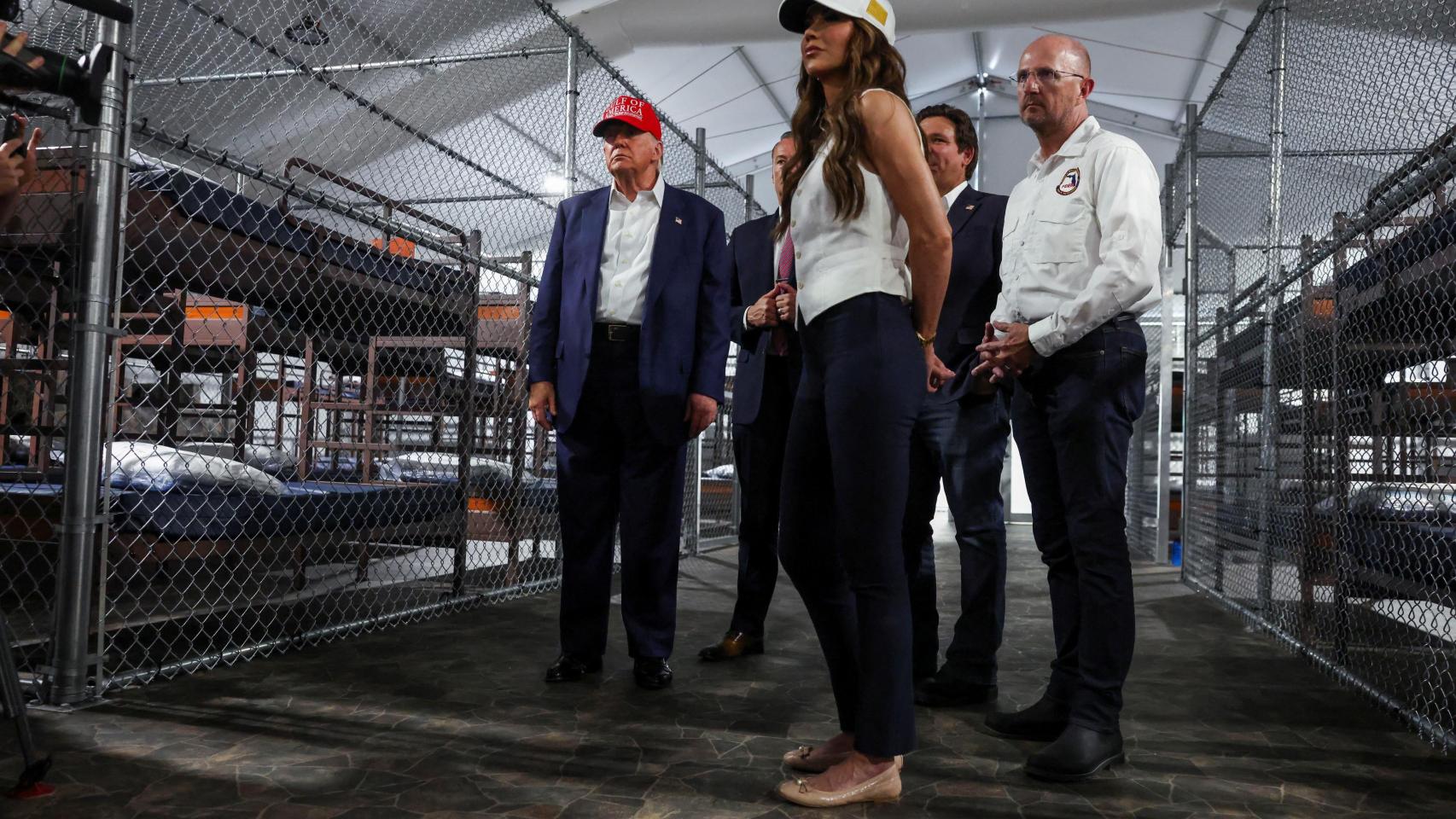 El presidente de Estados Unidos, Donald Trump, el gobernador de Florida, Ron DeSantis, y la secretaria de Seguridad Nacional, Kristi Noem, visitan Alligator Alcatraz, un nuevo megacentro de detención temporal de migrantes en Florida.