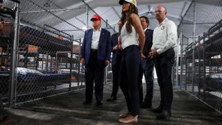 El presidente de Estados Unidos, Donald Trump, el gobernador de Florida, Ron DeSantis, y la secretaria de Seguridad Nacional, Kristi Noem, visitan Alligator Alcatraz, un nuevo megacentro de detención temporal de migrantes en Florida.