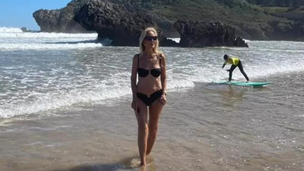 Carmen Lomana en la playa de Palombina (Asturias)