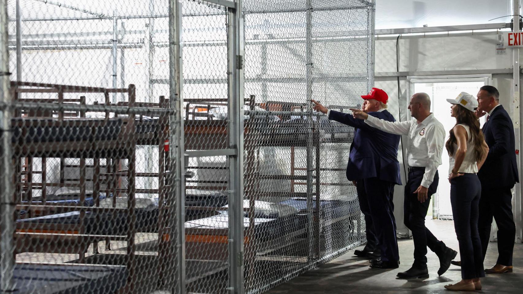 El presidente Donald Trump, el gobernador de Florida, Ron DeSantis, y la secretaria de Seguridad Nacional, Kristi Noem, en el centro de detención de migrantes conocido como Alligator Alcatraz.