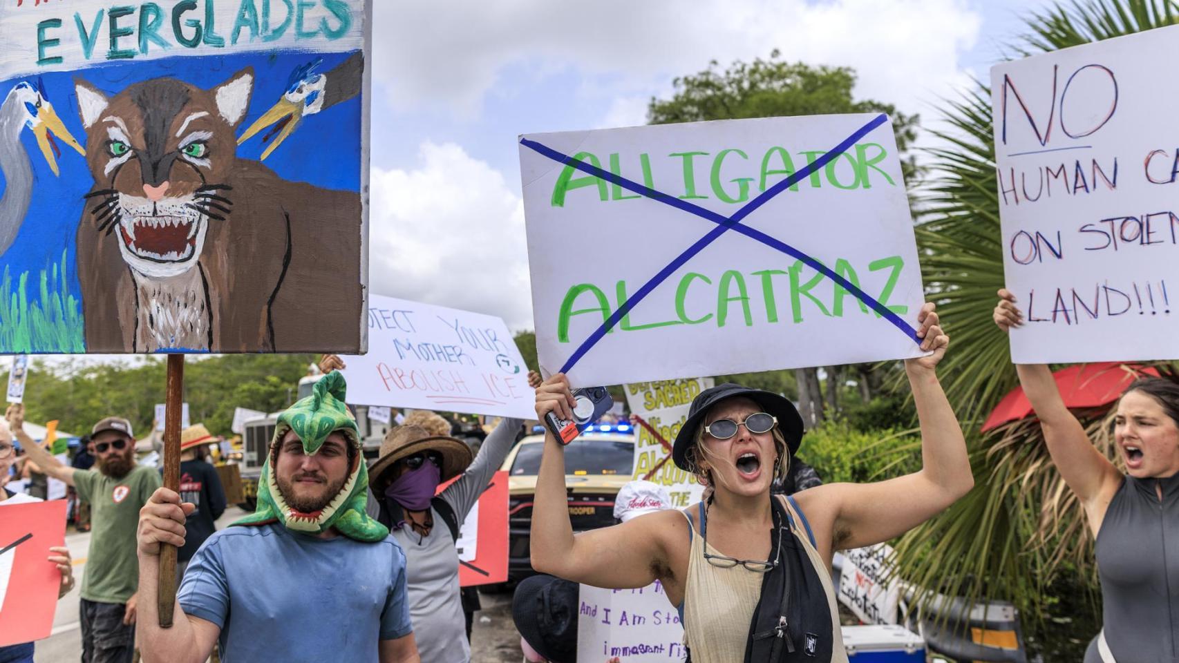 Protestas de activistas cerca de Alligator Alcatraz desde su inauguración.
