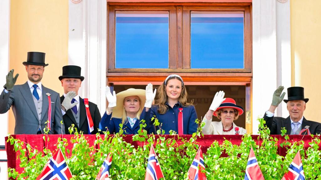 Haakon de Noruega junto a sus padres, los reyes Harald y Sonia, en un acto en Oslo.