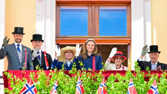 Haakon de Noruega junto a sus padres, los reyes Harald y Sonia, en un acto en Oslo.