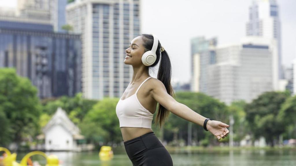 Imagen de archivo de una mujer deportista escuchando música.