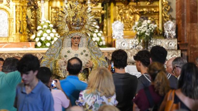 La Macarena, en veneración dentro de su Basílica.