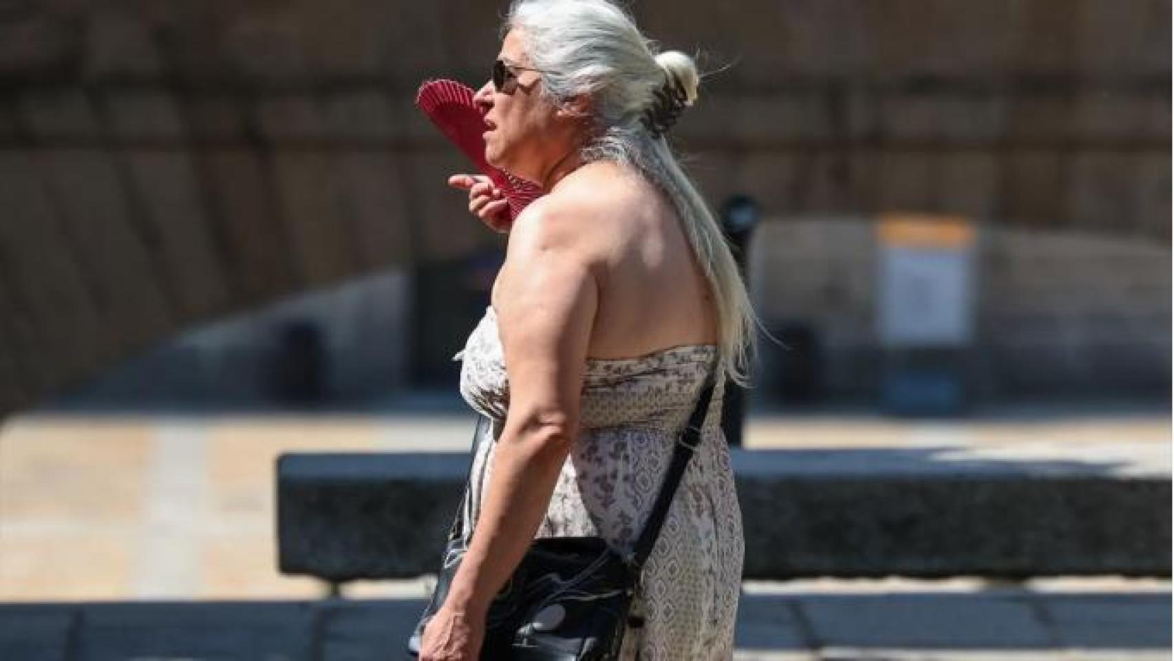 Una mujer se abanica durante la ola de calor.